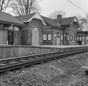 153278 Gezicht op de perronzijde van het N.S.-station Soestdijk te Soest.